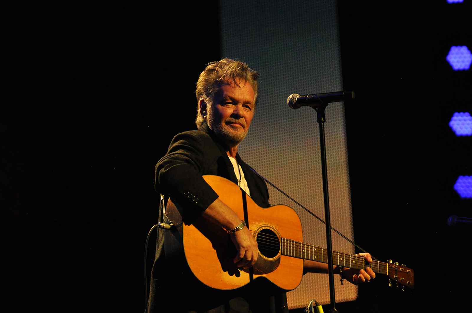 Mellencamp returns to the stage